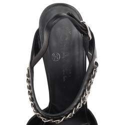 Pre Owned صندل شانيل مقدمة مفتوحة سير كاحل وصلة سلسلة جلد أسود مقاس 38.5