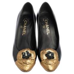 مملوكة مسبقًا حذاء كعب عالي شانيل جلد نقشة الثعبان وجلد ذهبي/أسود مزين زهرة كاميليا مقاس 37