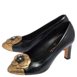 مملوكة مسبقًا حذاء كعب عالي شانيل جلد نقشة الثعبان وجلد ذهبي/أسود مزين زهرة كاميليا مقاس 37