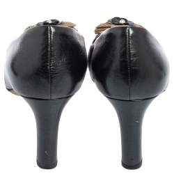 مملوكة مسبقًا حذاء كعب عالي شانيل جلد نقشة الثعبان وجلد ذهبي/أسود مزين زهرة كاميليا مقاس 37