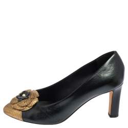 مملوكة مسبقًا حذاء كعب عالي شانيل جلد نقشة الثعبان وجلد ذهبي/أسود مزين زهرة كاميليا مقاس 37