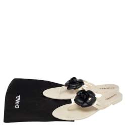 مملوكة مسبقًا حذاء فلات شانيل بإصبع كاميليا سي سي جلد ومطاط أسود/ أبيض مقاس 39