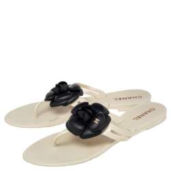 مملوكة مسبقًا حذاء فلات شانيل بإصبع كاميليا سي سي جلد ومطاط أسود/ أبيض مقاس 39