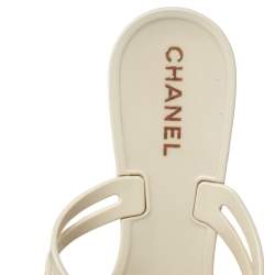 مملوكة مسبقًا حذاء فلات شانيل بإصبع كاميليا سي سي جلد ومطاط أسود/ أبيض مقاس 39