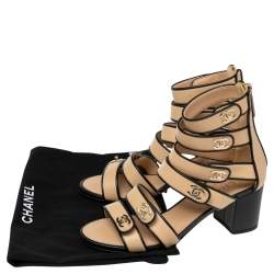Pre Owned صندل شانيل جلد أسود/بيج غلادياتور مزين شعار الماركة سي سي مقاس 38.5