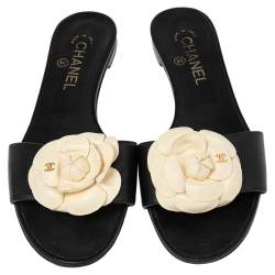 مملوكة مسبقًا حذاء سلايدز شانيل فلات سي سي مزخرف كاميليا جلد كريمي/أسود مقاس 39