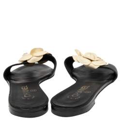 مملوكة مسبقًا حذاء سلايدز شانيل فلات سي سي مزخرف كاميليا جلد كريمي/أسود مقاس 39