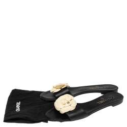 مملوكة مسبقًا حذاء سلايدز شانيل فلات سي سي مزخرف كاميليا جلد كريمي/أسود مقاس 39