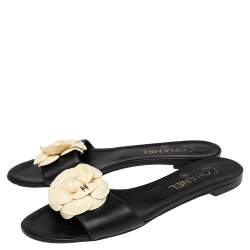 مملوكة مسبقًا حذاء سلايدز شانيل فلات سي سي مزخرف كاميليا جلد كريمي/أسود مقاس 39