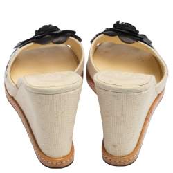 Pre Owned صندل سلايد شانيل كانفاس أبيض مزخرف زهرة كاميليا كعب روكي مقاس 39