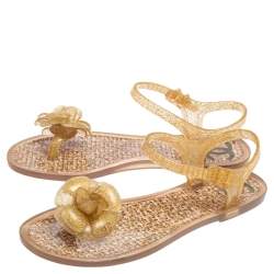 Pre Owned صندل فلات شانيل جيلي غليتر ذهبي مزين كاميليا سي سي مقاس 36