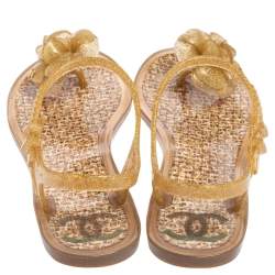 Pre Owned صندل فلات شانيل جيلي غليتر ذهبي مزين كاميليا سي سي مقاس 36