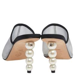 مملوكة مسبقًا صندل سلايد شانيل كانفاس وشبك فضي كعب لؤلؤ مقاس 39.5