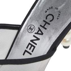 مملوكة مسبقًا صندل سلايد شانيل كانفاس وشبك فضي كعب لؤلؤ مقاس 39.5