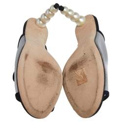 مملوكة مسبقًا صندل سلايد شانيل كانفاس وشبك فضي كعب لؤلؤ مقاس 39.5