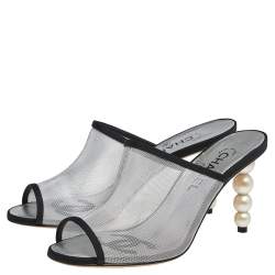 مملوكة مسبقًا صندل سلايد شانيل كانفاس وشبك فضي كعب لؤلؤ مقاس 39.5