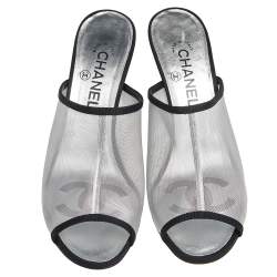 مملوكة مسبقًا صندل سلايد شانيل كانفاس وشبك فضي كعب لؤلؤ مقاس 39.5