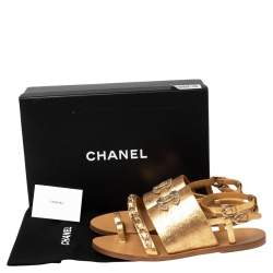 مملوكة مسبقًا Chanel Gold Crackled Leather CC Chain Detail Slingback Flat Sandals Size 39.5