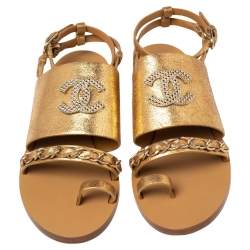 مملوكة مسبقًا Chanel Gold Crackled Leather CC Chain Detail Slingback Flat Sandals Size 39.5