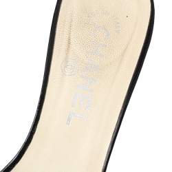 Pre Owned صندل سلايد شانيل قماس أبيض أسود/أببض فيونكة مقاس 37.5