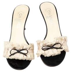 Pre Owned صندل سلايد شانيل قماس أبيض أسود/أببض فيونكة مقاس 37.5