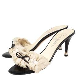 Pre Owned صندل سلايد شانيل قماس أبيض أسود/أببض فيونكة مقاس 37.5