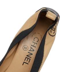 Pre Owned Chanel Beige/Black Leather CC Block Heel Pumps Size 39.5