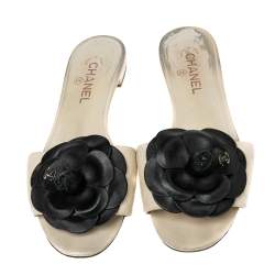 مملوكة مسبقًا Chanel Cream Quilted Leather Camellia Embellished Flat Slides Size 41