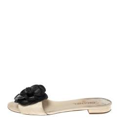 مملوكة مسبقًا Chanel Cream Quilted Leather Camellia Embellished Flat Slides Size 41