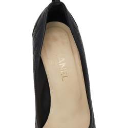 مملوكة مسبقًا Chanel Black Quilted Leather CC Cap Toe Pumps Size 39