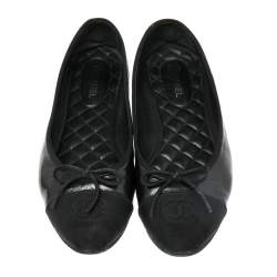 Pre Owned حذاء باليرينا فلات شانيل كانفاس وجلد أسود غطاء مقدمة سي سي بفيونكة مقاس 40.5