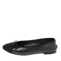 Pre Owned حذاء باليرينا فلات شانيل كانفاس وجلد أسود غطاء مقدمة سي سي بفيونكة مقاس 40.5