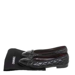 مملوكة مسبقًا Chanel Black Quilted Leather CC Cap Toe Bow Flats Size 37.5
