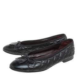 مملوكة مسبقًا Chanel Black Quilted Leather CC Cap Toe Bow Flats Size 37.5