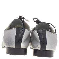 Pre Owned Chanel Silver/Black Leather CC Cap Toe Lace Up Oxford 39