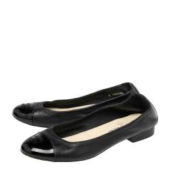 مملوكة مسبقًا Chanel Metallic Black Leather And Patent CC Cap Toe Ballet Flats Size 37.5