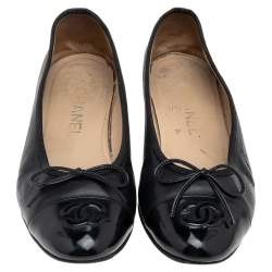 مملوكة مسبقًا Chanel Black Leather and Patent Leather Bow CC Ballet Flats Size 36