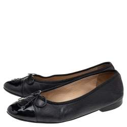 مملوكة مسبقًا Chanel Black Leather and Patent Leather Bow CC Ballet Flats Size 36