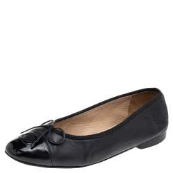 مملوكة مسبقًا Chanel Black Leather and Patent Leather Bow CC Ballet Flats Size 36