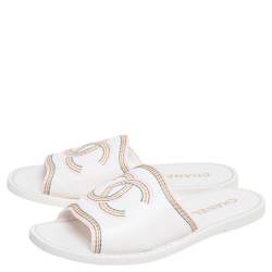 Pre Owned حذاء سلايد شانيل جلد أبيض مزين شعار الماركة سي سي مقاس 37