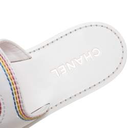 Pre Owned حذاء سلايد شانيل جلد أبيض مزين شعار الماركة سي سي مقاس 37