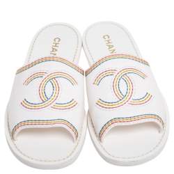 Pre Owned حذاء سلايد شانيل جلد أبيض مزين شعار المار كة سي سي مقاس 37