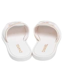 Pre Owned حذاء سلايد شانيل جلد أبيض مزين شعار الماركة سي سي مقاس 37