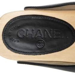 Pre Owned صندل كلوغ شانيل جلد أسود نعل خشبي مقاس 39