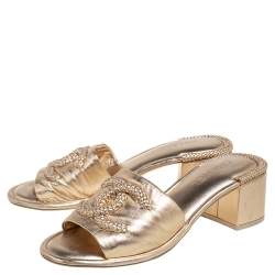 مملوكة مسبقًا صندل سلايد شانيل جلد ذهبي ميتاليك بشعار الماركة CC مقاس 40 