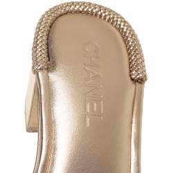 مملوكة مسبقًا صندل سلايد شانيل جلد ذهبي ميتاليك بشعار الماركة CC مقاس 40 