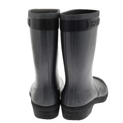 مملوكة مسبقًا Chanel Grey/Black Rubber Logo Rain Boots Size 39