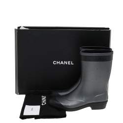 مملوكة مسبقًا Chanel Grey/Black Rubber Logo Rain Boots Size 39
