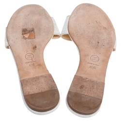 مملوكة مسبقًا Chanel White Texture Leather Camellia Embellished CC Flat Slides Size 40
