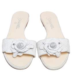 مملوكة مسبقًا Chanel White Texture Leather Camellia Embellished CC Flat Slides Size 40